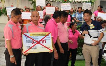 ชาวไร่ยาสูบเหนือ-อีสานลั่นไม่เอาภาษีบัตรทองซัดรัฐบาลซ้ำเติมเกษตรกรผู้มีรายได้น้อย