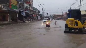 คลิป ตลาดสดท่ายางเมืองคอนอ่วมน้ำทะลักท่วมสูง พ่อค้าแม่ค้าวุ่น