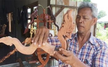 ‘ลุงประสิทธิ์...ศิษย์9สำนัก’! ยอดฝีมือ‘แกะสลัก’แห่งจอมพระ ผู้ยึดมั่นในอาชีพที่รักกว่า20ปี