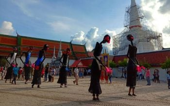 คึกคัก!ขบวนแห่เปรต งานบุญสาทรเดือนสิบเมืองคอน (ชมคลิป)