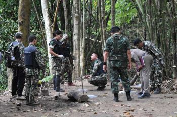 คลิป จนท.ลุยตรวจที่เกิดเหตุปลัดอำเภอพร้อมพวกล่า\'หมีขอ\' ในป่าไทรโยค