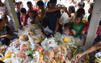 ชาวนครศรีฯจูงลูกหอบหลานเข้าวัด! ทำบุญตักบาตรชิงเปรต\'สารทเดือนสิบ\'คึกคัก