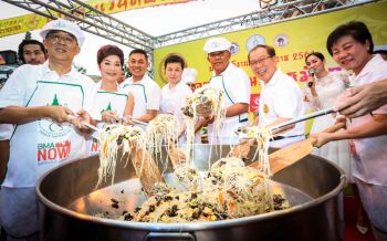 \'ผู้ว่าฯอัศวิน\'โชว์ผัดหมี่มงคล! พร้อมเปิดอลังการ\'ประเพณีงานเจ เยาวราช 2561\'