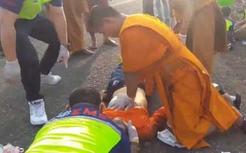 คุณพระช่วย! หลวงพี่ฮีโร่รุดทำCPRคนเจ็บ ยื้อชีวิต2หนุ่มซิ่งจยย.หลุดโค้ง