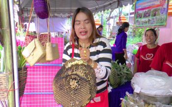 เปิบพิสดาร \'ห่อหมกตัวต่อ\'! นครพนมเปิดซุ้มผลิตภัณฑ์ 24 หมู่บ้านเศรษฐกิจพอเพียง