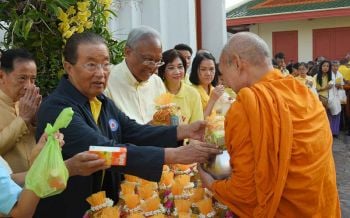 \'สุเทพ-หม่อมเต่า\'นำสมาชิกรปช.ทำบุญเนื่องในวันคล้ายวันสวรรคต\'ในหลวง ร.9\'