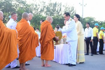 พสกนิกรไทยทั้งแผ่นดิน  น้อมรำลึกร.9  นายกฯนำทำบุญตักบาตร