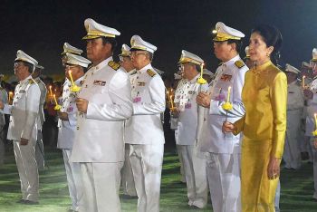 พสกนิกรทุกหมู่เหล่า ร่วมจุดเทียนน้อมรำลึกในหลวง ร.9 วันคล้ายวันสวรรคต