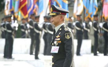 \'ในหลวงร.10\'คือองค์จอมทัพไทย ผบ.ทบ.ลั่นพร้อมปกป้อง\'สถาบัน\'ด้วยทุกสิ่งทุกอย่างที่มี