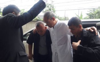 รออาญาคดีรุมยำตำรวจ  พุทธะอิสระบวชใหม่1ธค.