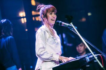 ‘เอิ๊ต ภัทรวี’ โชว์เสน่ห์  ร้องเล่นคอนเสิร์ตสุดเอ็กซ์คลูซีฟ