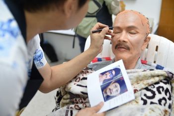 เหมือนจนต้องตะลึง!! \'จียอน\' เปลี่ยนหน้าเป็น \'แอ๊ด คาราบาว\'