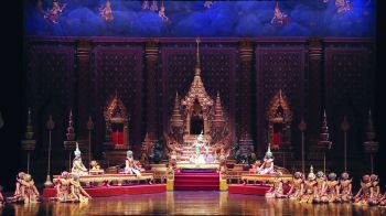 ‘นุ่น-วรนุช’สวมชุดนางรำ นำทัพคนบันเทิง  ร่วมเปิดม่าน การแสดงโขน มูลนิธิส่งเสริมศิลปาชีพฯ