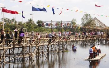ศรีสะเกษเปิดชุมชนท่องเที่ยว\'สะพานไม้ไผ่ข้ามบุ่งกระแซง-ล่องแพทุ่งดอกบัวแดง\'