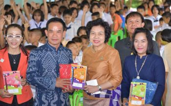 ‘แม่บ้านท้องถิ่นไทย’มอบเสื้อกันหนาวให้ไออุ่นแก่นร.บ้านด่าน