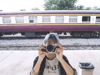 ดาราพาเที่ยว : ‘เปอติ๊ด’ ควงเพื่อนซี้ นั่งรถไฟฟรี สัมผัสธรรมชาติกาญจนบุรี