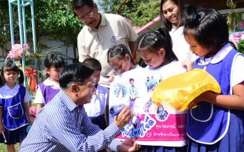 ‘อลงกรณ์’จับมือชมรมช่างภาพการเมือง ทำกิจกรรม\'ปันฝัน วันหนาว\'นร.เพชรบุรี