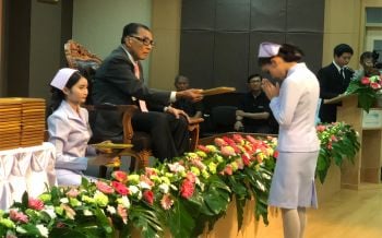 ประธานกรรมการบริหาร รพ.หัวเฉียว มอบประกาศนียบัตรแก่ผู้ช่วยพยาบาล รุ่นที่ 10