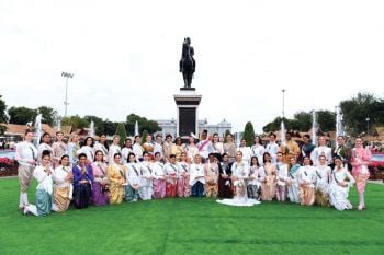 ผู้เข้าประกวด มิสยูนิเวิร์ส 2018 งดงามในชุดไทยสมัย ร.5  ในงาน‘อุ่นไอรัก คลายความหนาว สายนํ้าแห่งรัตนโกสินทร์’