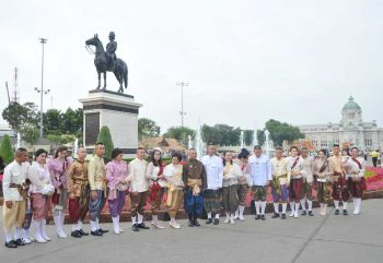 ปชช.แต่งชุดไทยเที่ยวชมงาน  อุ่นไอรักแน่น  ประทับใจบรรยากาศย้อนยุค