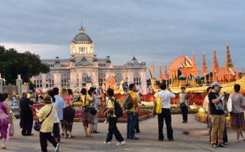 ประชาชนชาวไทย-ต่างชาติ สุขใจเที่ยวชม\'งานอุ่นไอรัก\' (ประมวลภาพ)
