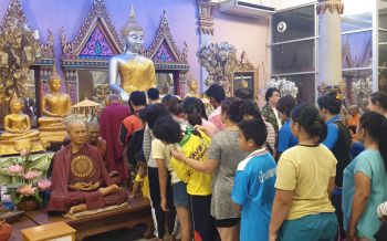ปชช.แห่เข้าวัดสว่างอารมณ์ ส่องเลขเด็ดอ่างน้ำมนต์ หวังโชคดีรับปีใหม่