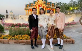 ปชช.ร่วมถ่ายภาพกับศิลปิน-ดาราดังในงานอุ่นไอรักฯ