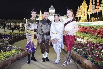 ศิลปินดารา สวยสง่าย้อนยุค  เดินเที่ยวงาน‘อุ่นไอรักฯ’
