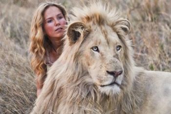 Mia and the white Lion มอบของขวัญปีใหม่เอาใจน้อง ๆ