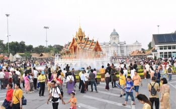 วันหยุดยาวนี้! ปชช.แต่งชุดไทยเที่ยวชมงานอุ่นไอรัก ส่งท้ายปีเก่าต้อนรับปีใหม่