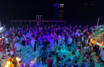 \'เกาะสมุย\' จัดเคาท์ดาวน์บนชายหาดเฉวงนักท่องเที่ยวร่วมฉลองคึกคัก