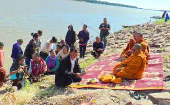 \'ขนลุก\'กลิ่นศพโชยคลุ้ง!ชาวบ้านลุ่มน้ำโขงทำบุญกรวดน้ำอุทิศส่วนกุศล2ศพนิรนาม