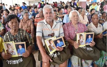 ร.10พระราชทานสิ่งของถุงยังชีพแก่ประชาชนประสบวาตภัยนครศรีธรรมราช