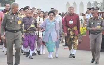 \'พระองค์โสม\'ฉลองพระองค์ไทยประยุกต์ เสด็จฯทอดพระเนตรงาน\'อุ่นไอรัก\' (ประมวลภาพ)