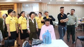 ตัดผมทหารป่วย