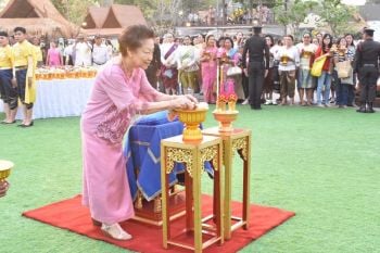 องคมนตรี \'ท่านหญิงอุทัยกัญญา-หม่อมบงกชปริญา-หม่อมนิติมา\' เข้าเยี่ยมชมงานอุ่นไอรักฯ