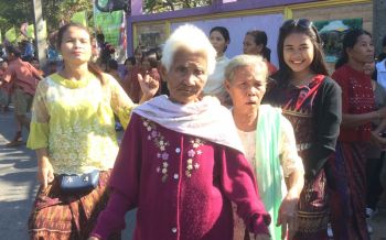 เหมือนสิบแปดอีกครั้ง! คุณยายวัย80ปีร่วมรำวงแห่ผ้าขบวนผ้าป่า ลีลาไม่แพ้ใคร