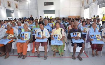 มูลนิธิราชประชานุเคราะห์ เชิญผ้าห่มกันหนาวพระราชทานมอบแก่ผู้สูงอายุบุรีรัมย์
