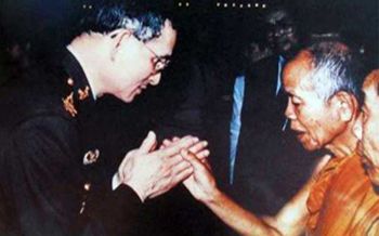 \'กูยังได้จับพระหัตถ์ของพระเจ้าแผ่นดินอีกหละ\' เปิดบันทึกหลวงพ่อคูณ รับเสด็จ ร.9