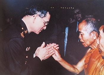 \'หลวงพ่อคูณ\' บอกลูกศิษย์ว่า...มือ \'ในหลวง\' เป็นมือคนทำงาน