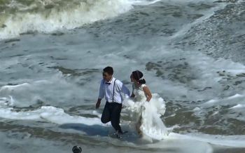 มรสุมเข้า \'หาดเก้าแสน\' แหล่งท่องเที่ยวสงขลา บ่าว-สาวไม่หวั่นถ่ายพรีเวดดิ้งสุดหวาน