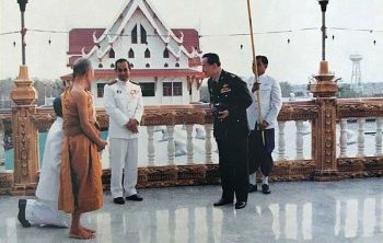 เชื่อ! อีกหลายคนอาจยังไม่เคยเห็นภาพเหล่านี้ \'ในหลวง\'กับ\'หลวงพ่อคูณ\'