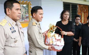 ร.10โปรดเกล้าผู้ว่าฯเชิญตะกร้าสิ่งของพระราชทานมอบแก่ญาติ ตชด.