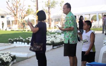 ลูกศิษย์ทั่วสารทิศ! แห่กราบเศษเถ้าอัฐิ\'หลวงพ่อคูณ\'ด้วยความศรัทธา