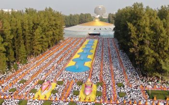 พระธรรมยาตรา 1,135 รูป ถึงวัดพระธรรมกาย พุทธศาสนิกชนต้อนรับเนืองแน่น