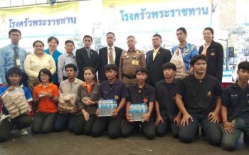 สมเด็จพระเจ้าอยู่หัวพระราชทานอาหาร-น้ำดื่มแก่นร.อาชีวะ