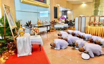 ผู้ช่วยราชเลขานุการในพระองค์ นำข้าราชบริพารถวายแจกันดอกไม่\'ฟ้าหญิงจุฬาภรณ-พระองค์โสมฯ\'