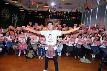 ‘เข้ม-หัสวีร์’ น้ำตาคลอ  แฟนๆ ทำเซอร์ไพรส์กลางงานมีตติ้ง