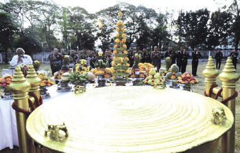 ทหารทำพิธี‘บวงสรวง’  กลองมโหระทึก  งานบรมราชาภิเษกร.10