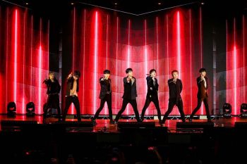 iKON และ 9x9 ร่วมเปิดตัว ‘กาแลคซี่ เอส 10’ ในไทย เซ็นทรัลเวิลด์แทบแตก!